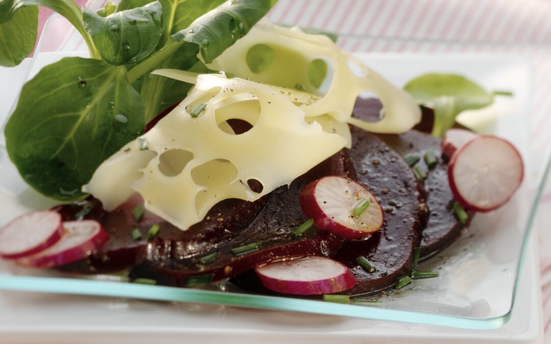 Carpaccio de betteraves à l&rsquo;Emmental, radis et mâche