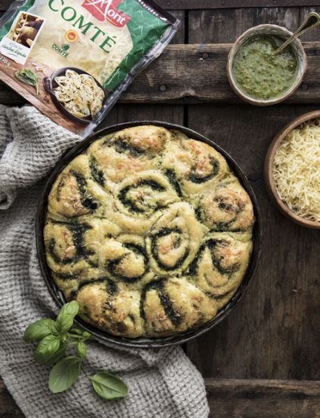 Brioche met pesto en met geraspte Comté Entremont: