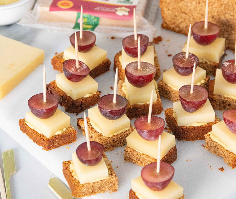 Huisgemaakte kruidenkoekhapjes met Comté