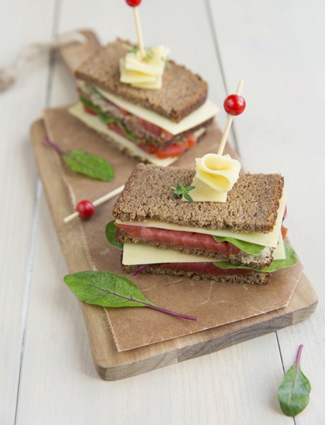 Millefeuille van plakjes Comté van Entremont & auberginekaviaar