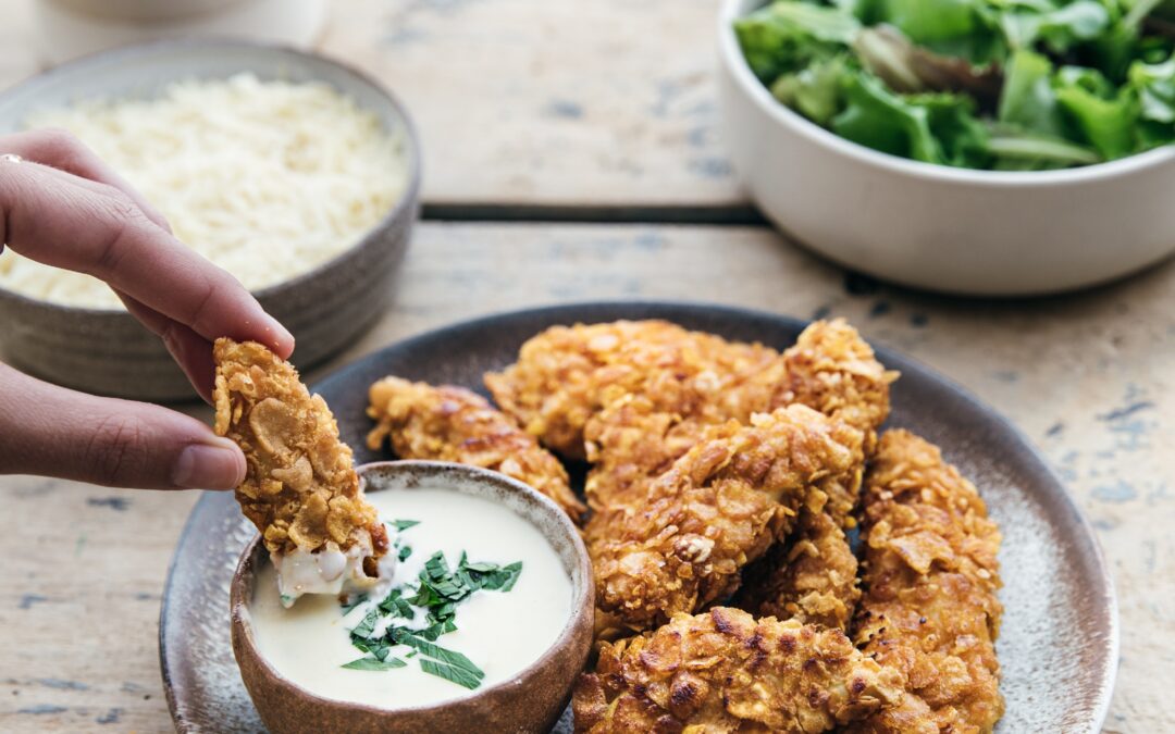 Nuggets met Corn Flakes, saus met Emmental Entremont