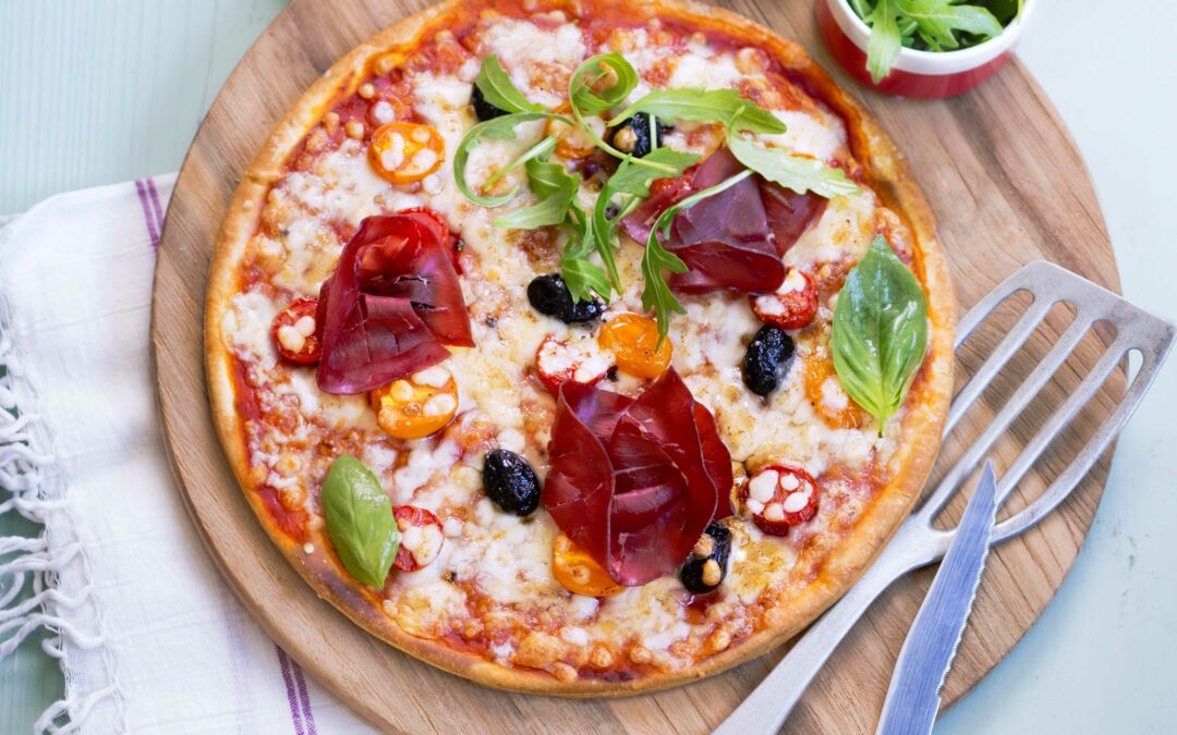 Pizza tomate, fromage, bresoala et roquette