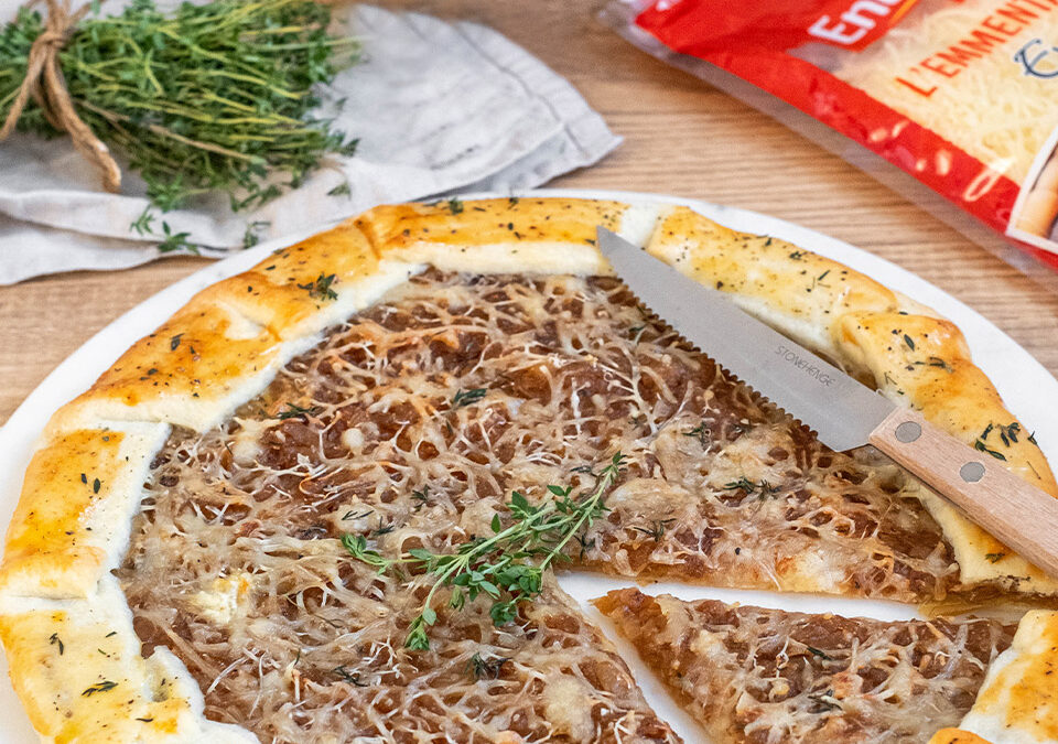 Galette aux oignons caramélisés et au fromage.