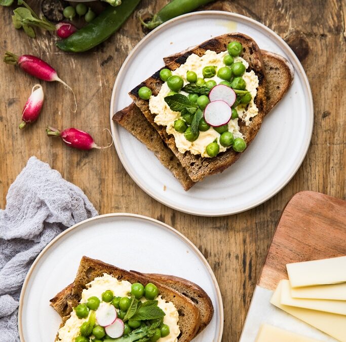 Tartines grillées petits pois et crème d’emmental
