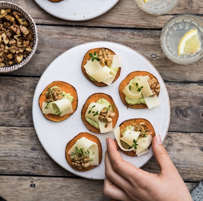 Toasts patate douce, purée d&rsquo;avocat, noix et Emmental