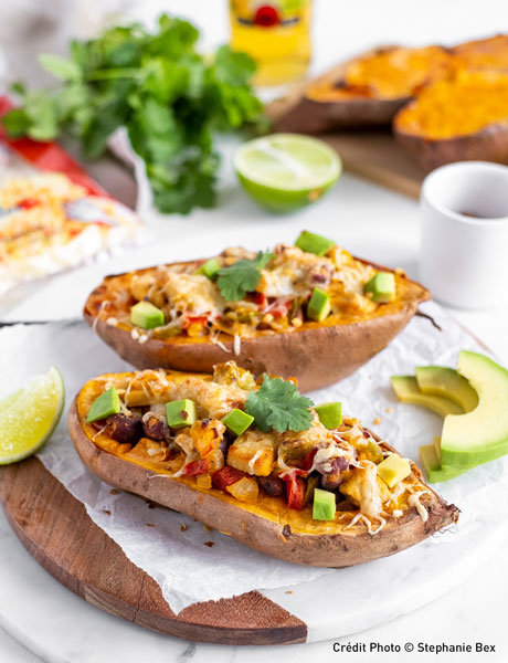 Gegratineerde zoete aardappel bootjes met Mexicaanse kip