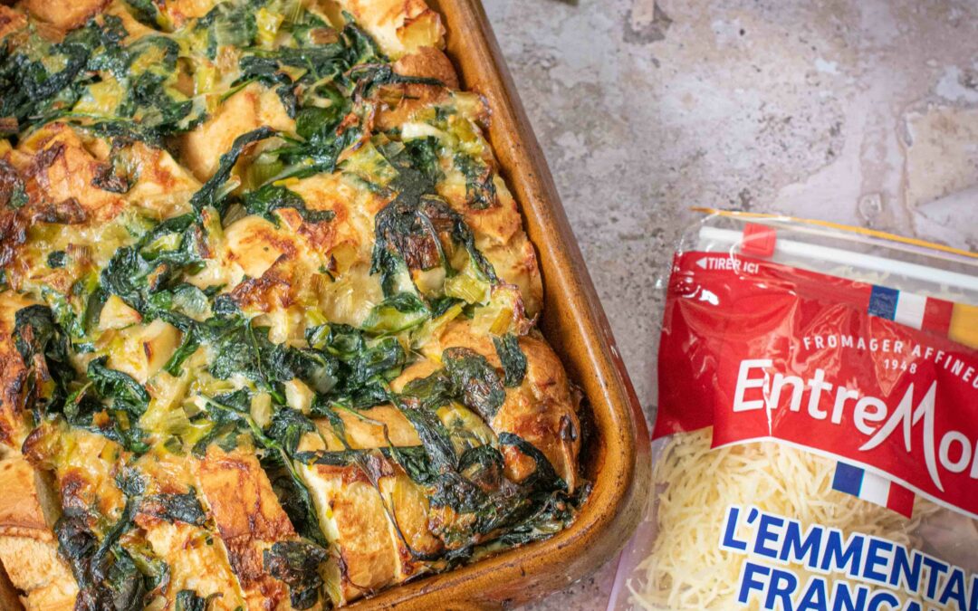 Gegratineerd verloren brood met spinazie en Emmental