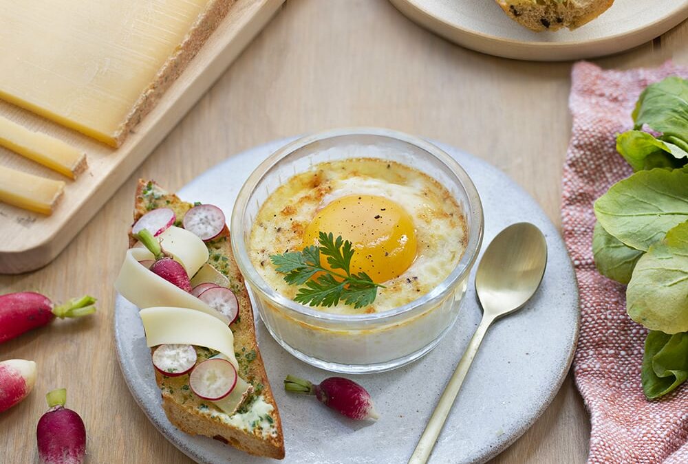 Œuf cocotte au comté Entremont & toast de radis au beurre d’herbes