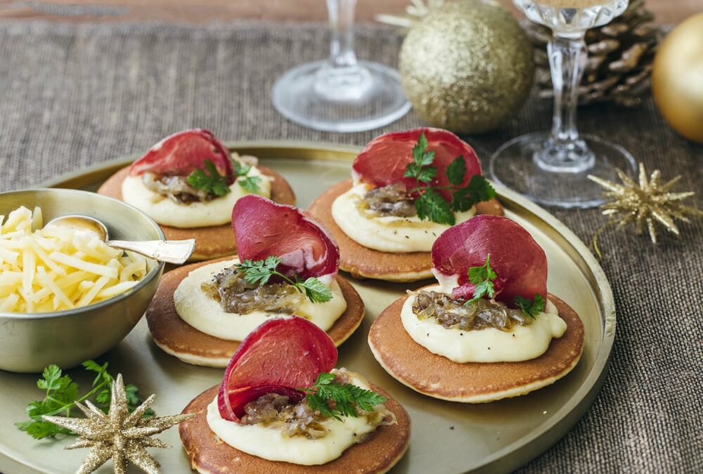 Blinis au confit d’échalotes, crème de comté râpé Entremont & coppa