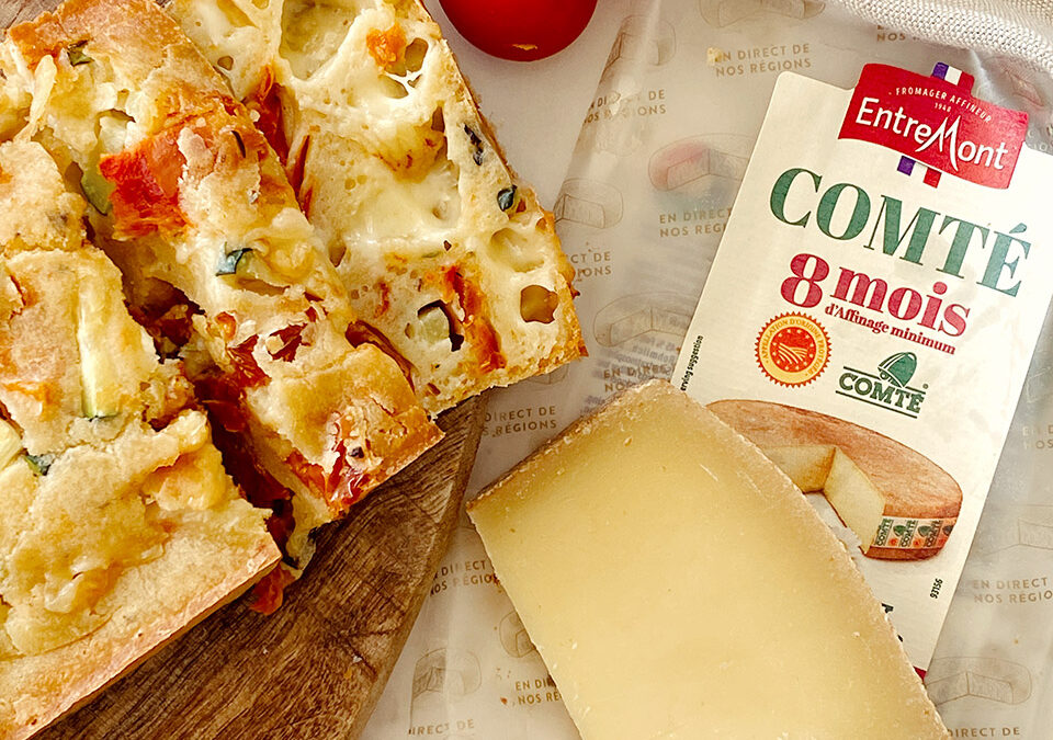 Cake met Comté, tomaten, olijven en tijm