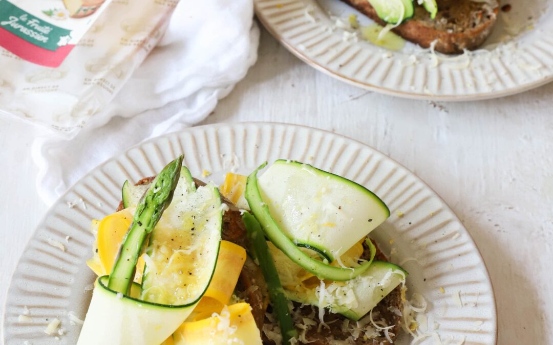 Zuurdesem toast met gemarineerde courgette, groene asperges en comtékaas