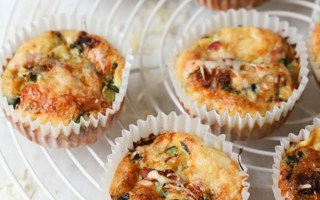 Hartige muffins met courgette, bimi, spekjes en kaas