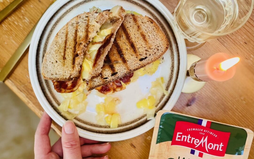 Croque aux poireaux, à la pancetta et au fromage à raclette