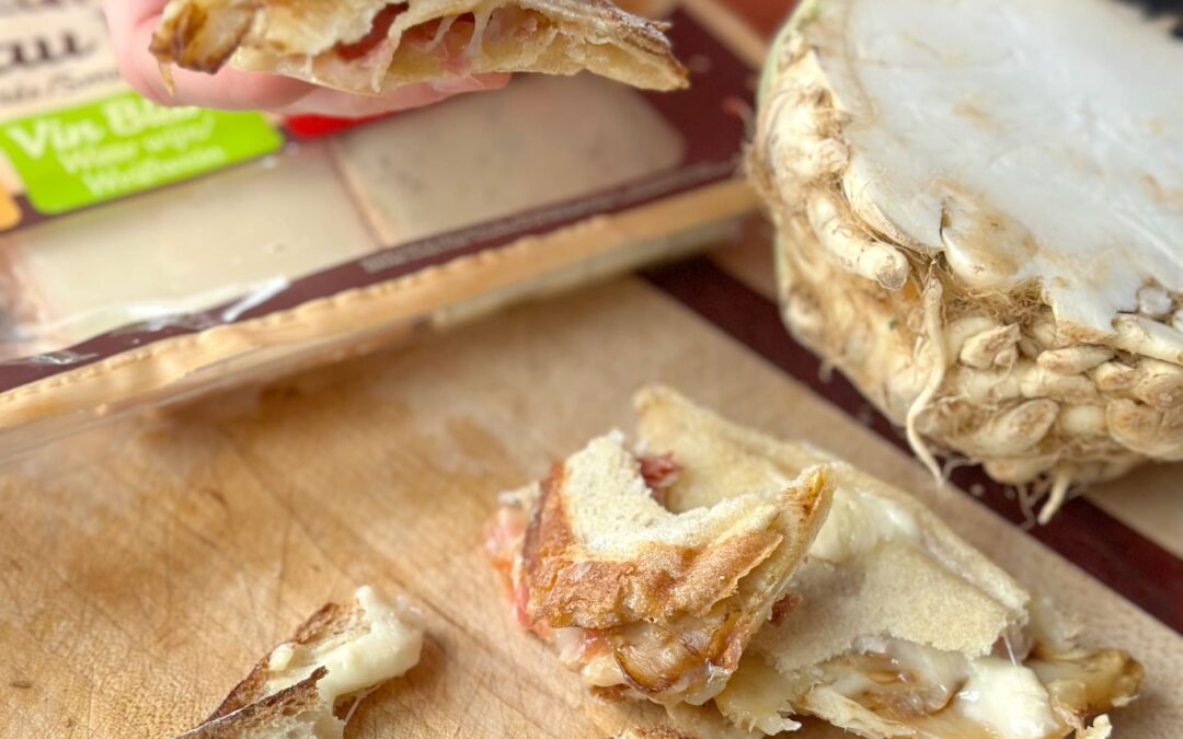 Toast croquant au fromage à raclette, céleri et pancetta