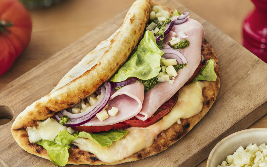Pizza sandwich pesto, jambon aux herbes, oignon rouge et tranche de raclette spéciales croque et burger Entremont