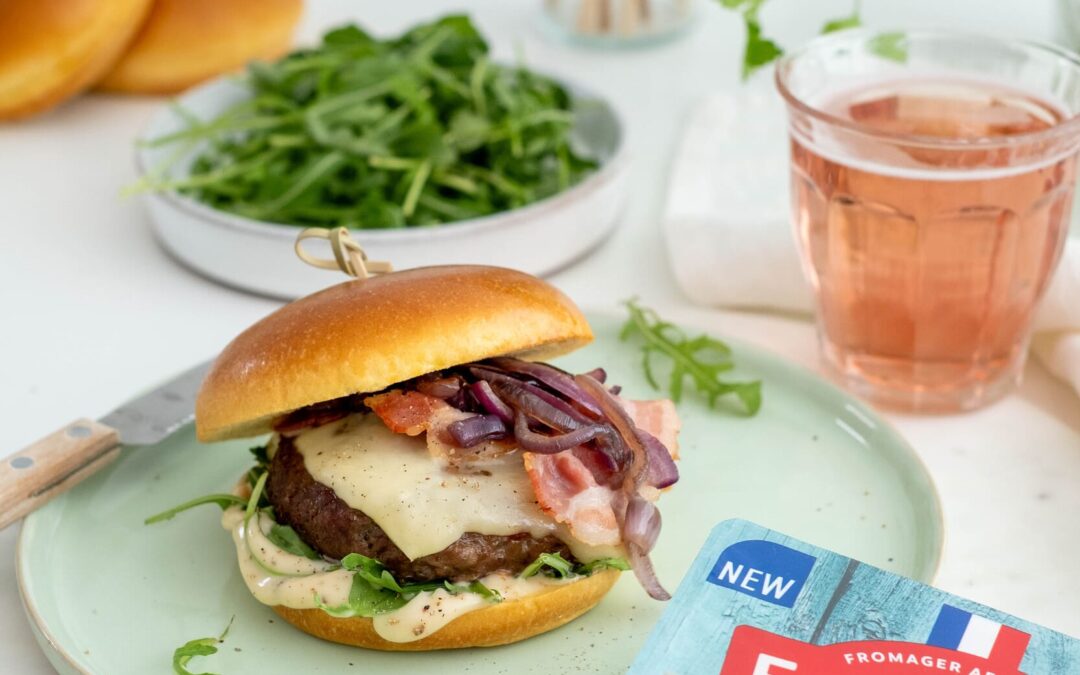 Hamburger à la raclette avec bacon et mayonnaise aux truffes