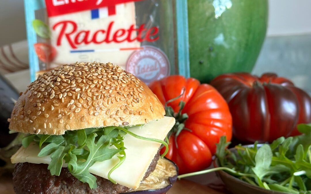 Hamburger aux tomates, pesto et aubergines