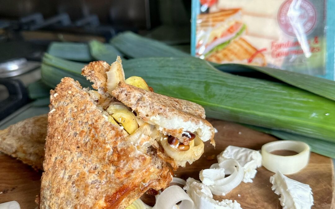 Croque-Monsieur au double fromage, poireaux caramélisés et pignons de pin (recette végétarienne)