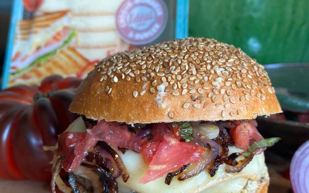 Hamburger au fromage, salsa de tomates et sauce à la moutarde