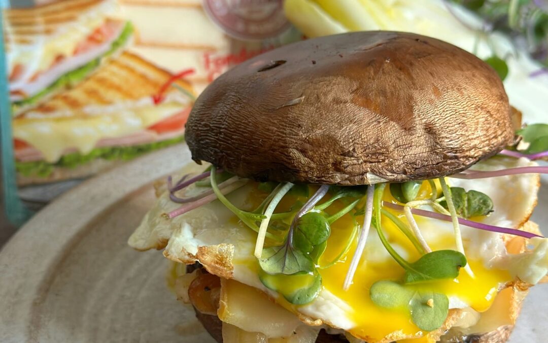 Burger de champignons, fromage à raclette, œuf et chicons caramélisés (recette végétarienne)