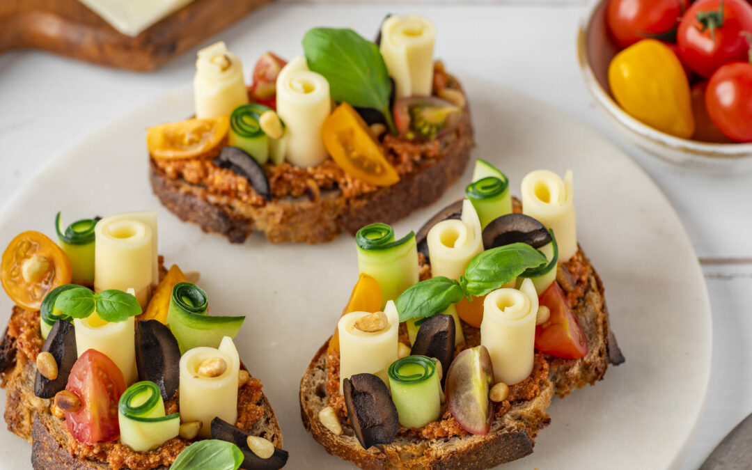 Tartines de tomates séchées, basilic et tranches de Comté