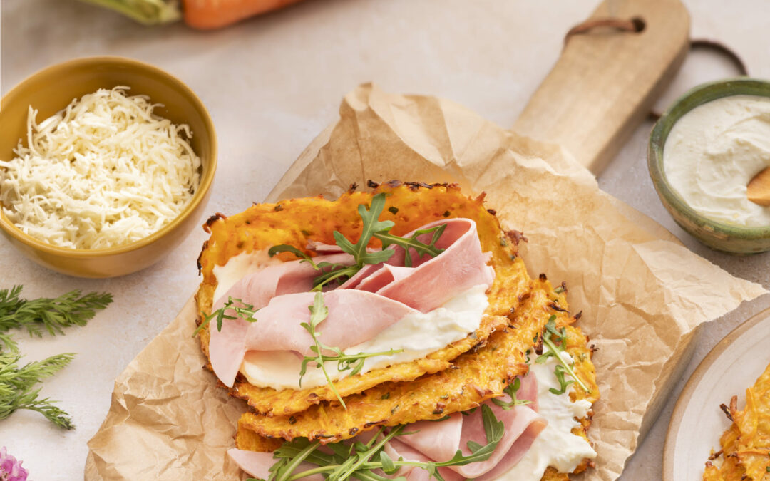 Wortelwraps met geraspte Entremont Emmental, rucola en ham