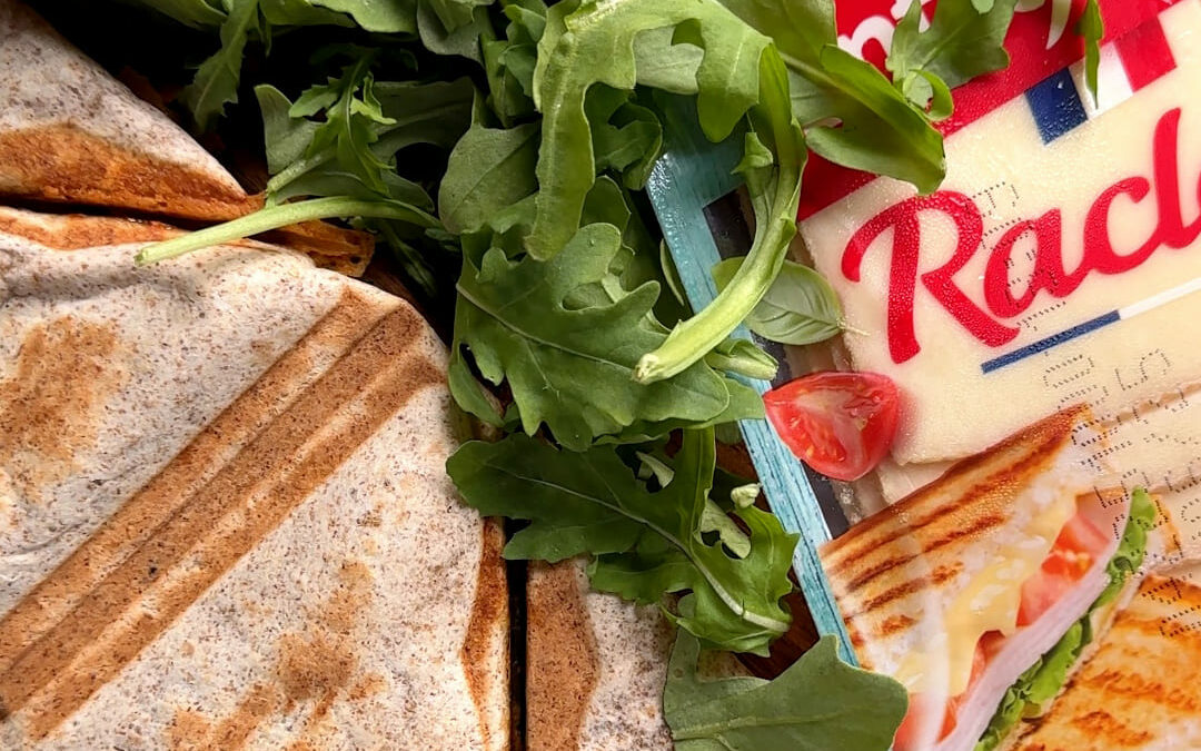Wrap croustillant au fromage et aux oignons et tomates
