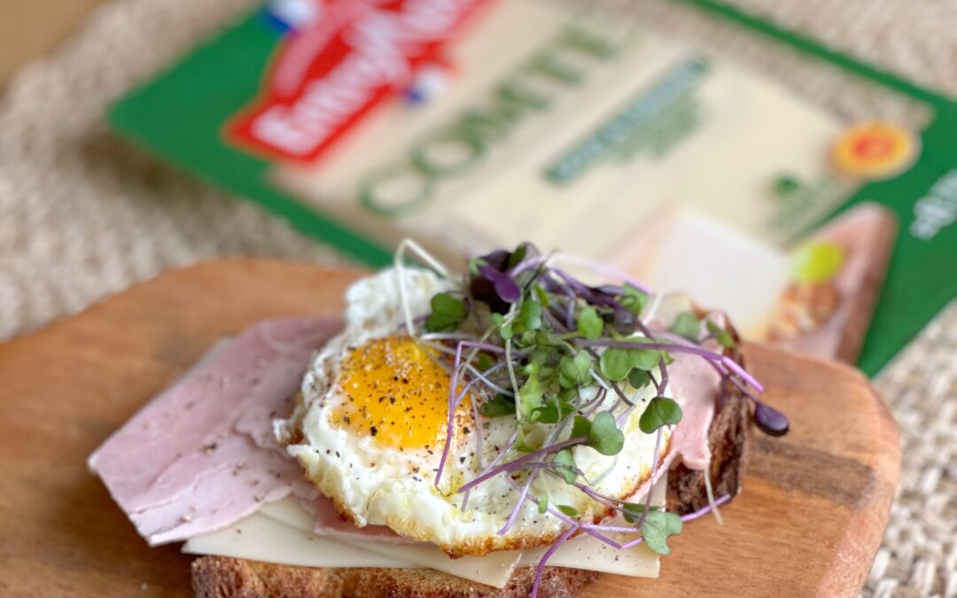 Croque-madame toast