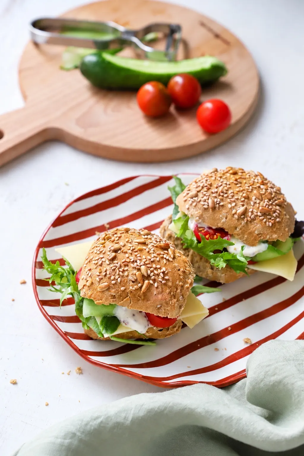 Sandwich complet au Comté, concombre mariné & mayonnaise à la moutarde