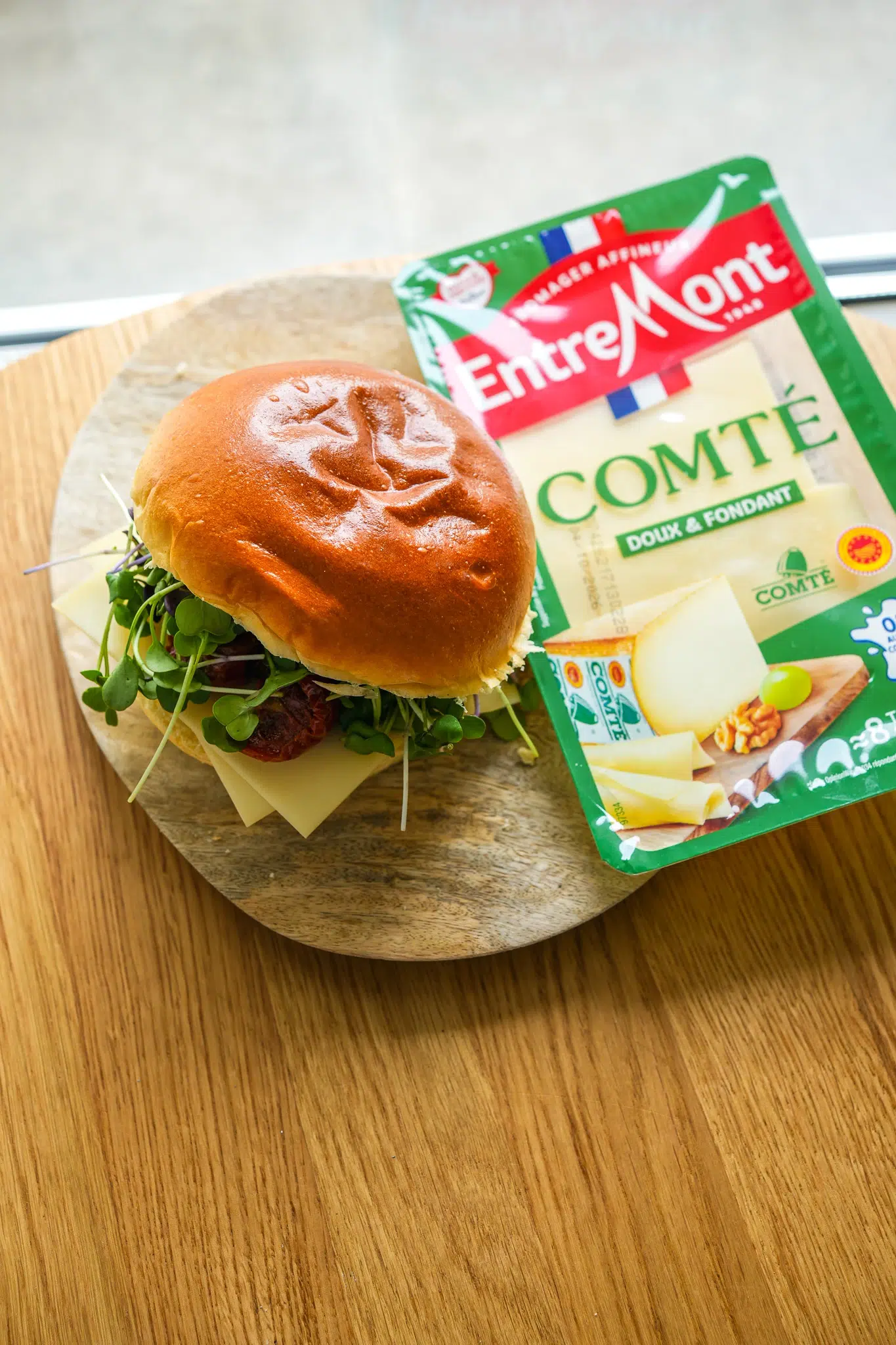 Bun au Comté, artichauts et tomates cerises